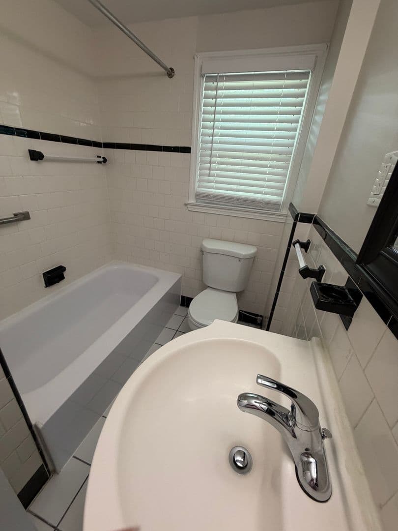 Somerset Apartment: 102 Shawomet Avenue