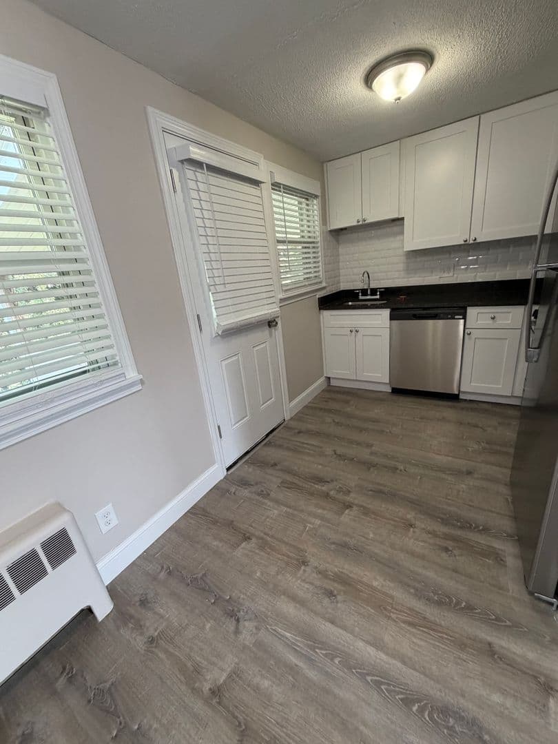 Somerset Apartment: 102 Shawomet Avenue