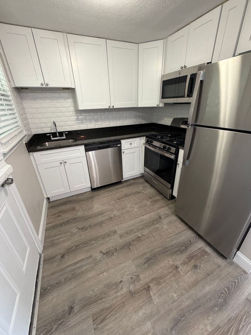 Somerset Apartment: 102 Shawomet Avenue