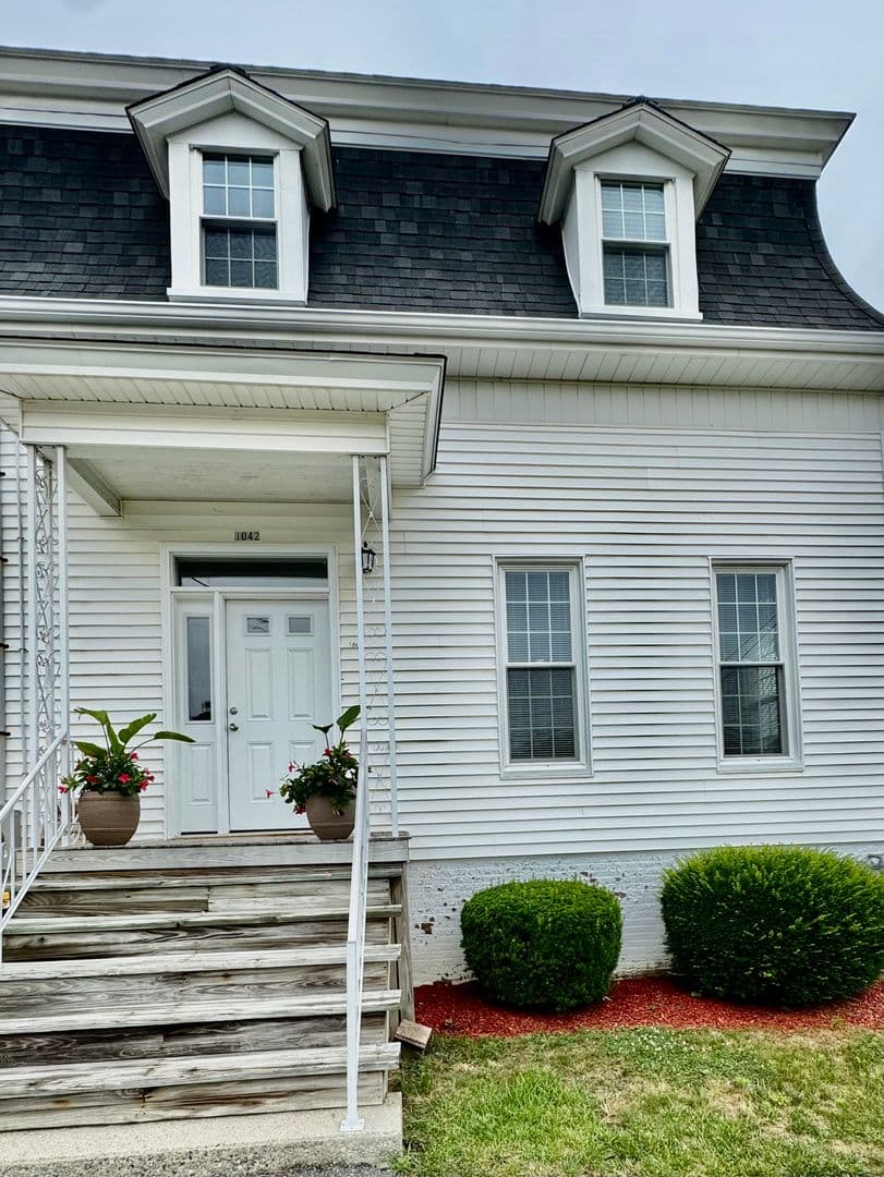 Somerset Apartment: 102 Shawomet Avenue