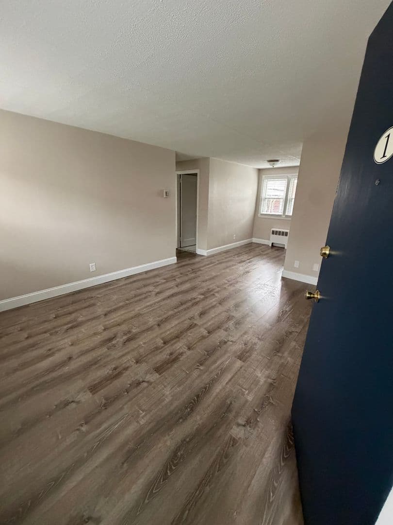 Somerset Apartment: 102 Shawomet Avenue