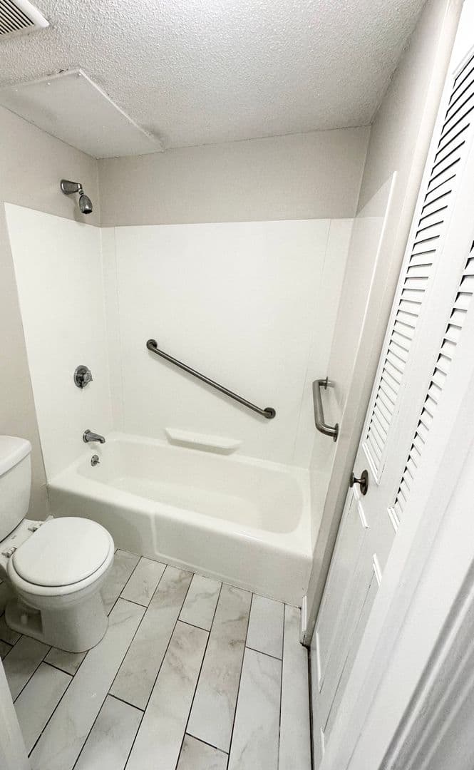 Middletown Apartment: 3 Admiralty Drive