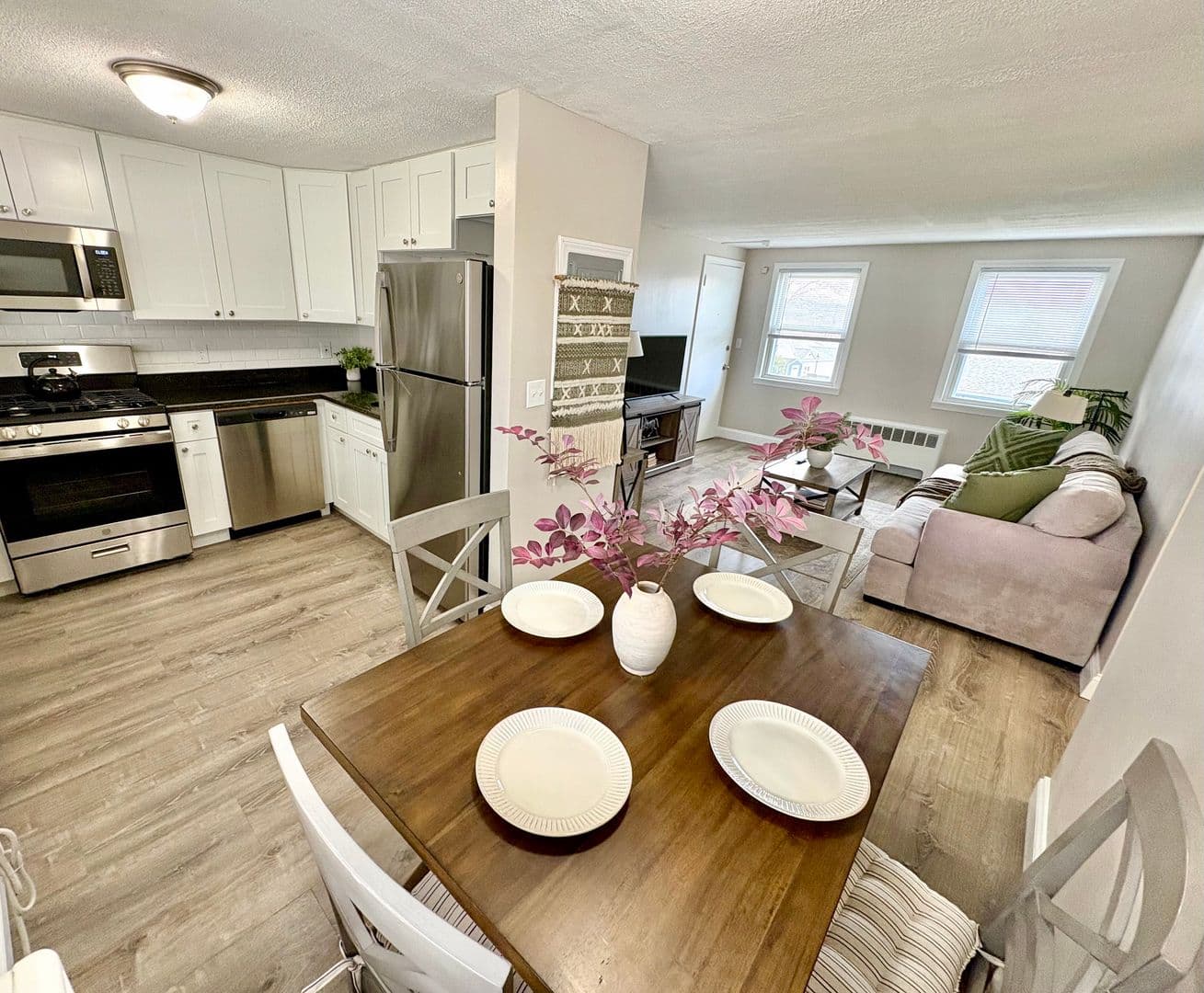 Somerset Apartment: 102 Shawomet Avenue