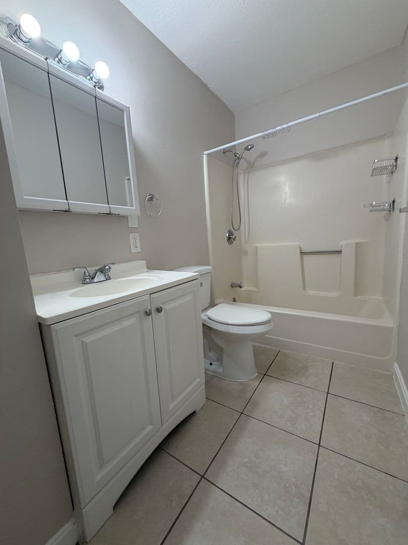 Manchester Apartment: 153 West Hancock street