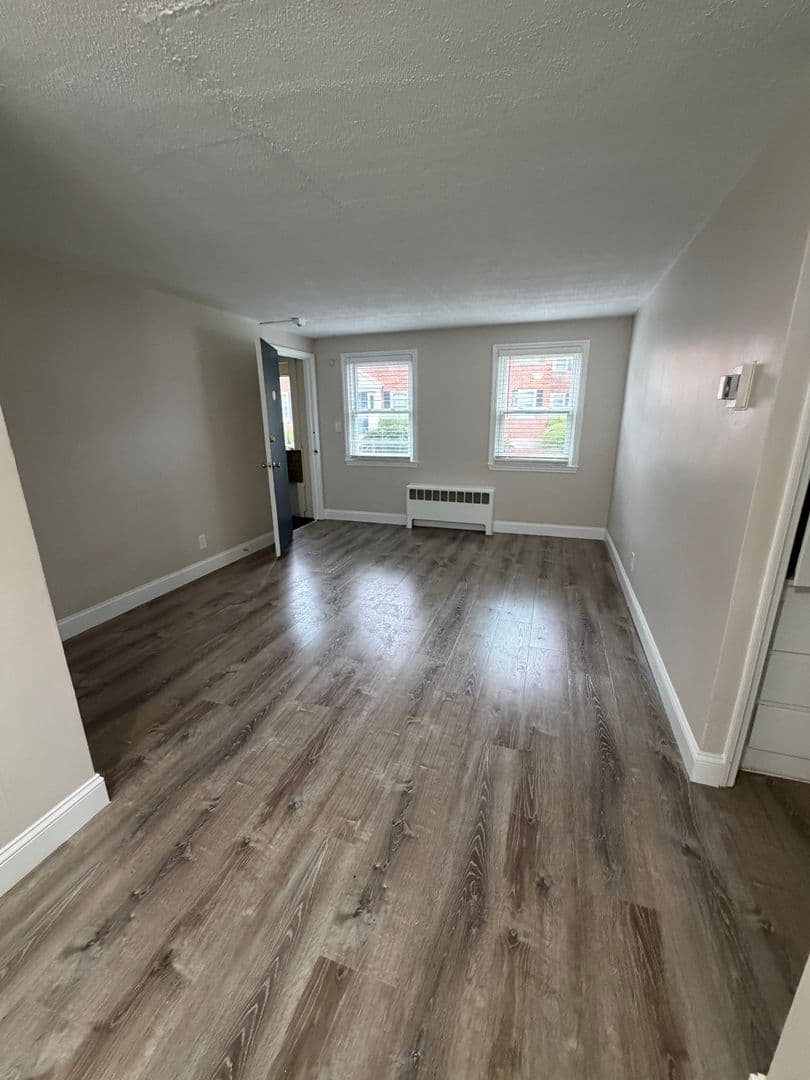 Somerset Apartment: 102 Shawomet Avenue