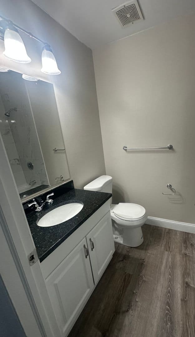 Middletown Apartment: 3 Admiralty Drive