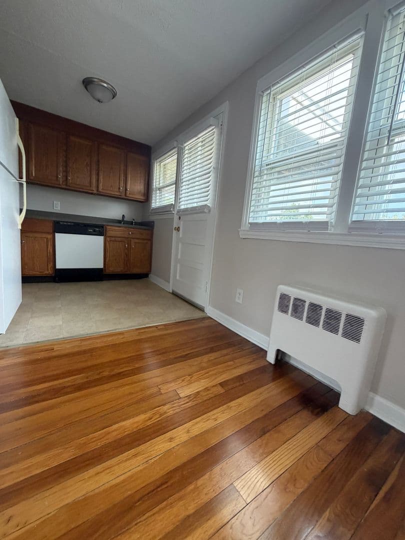 Somerset Apartment: 102 Shawomet Avenue