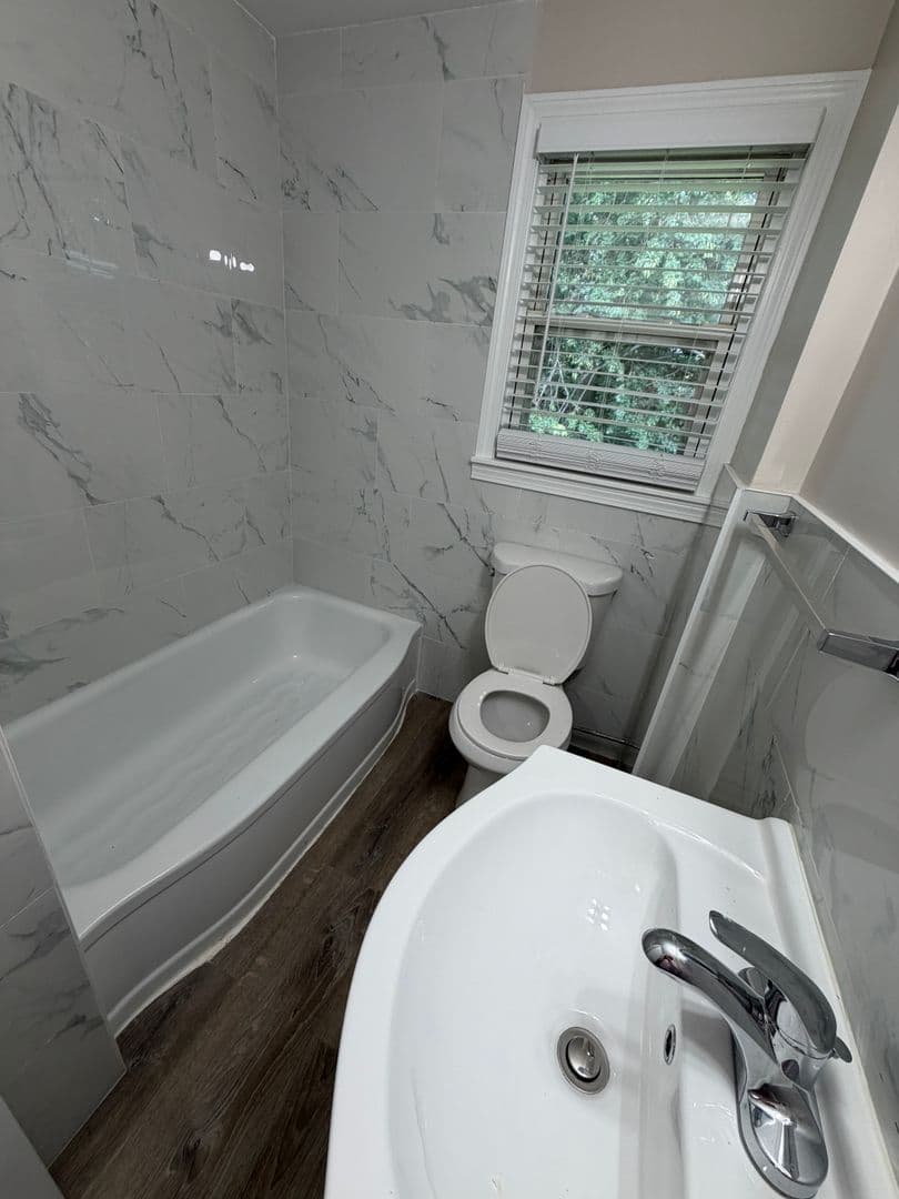 Somerset Apartment: 102 Shawomet Avenue