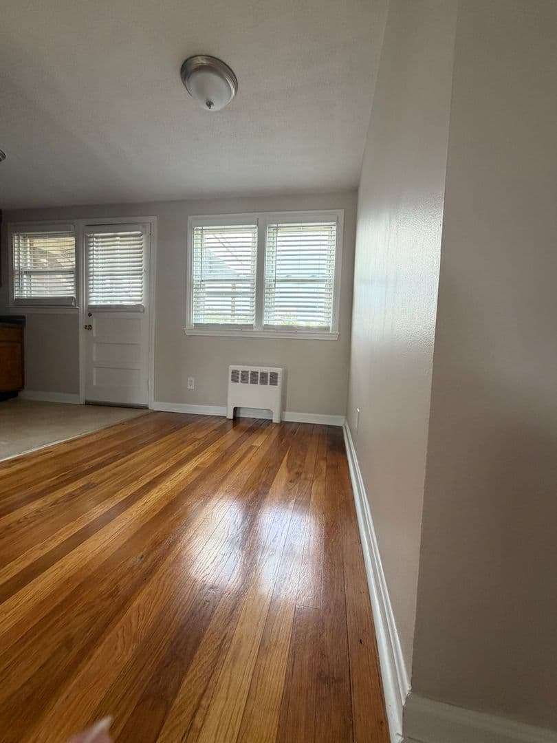Somerset Apartment: 102 Shawomet Avenue