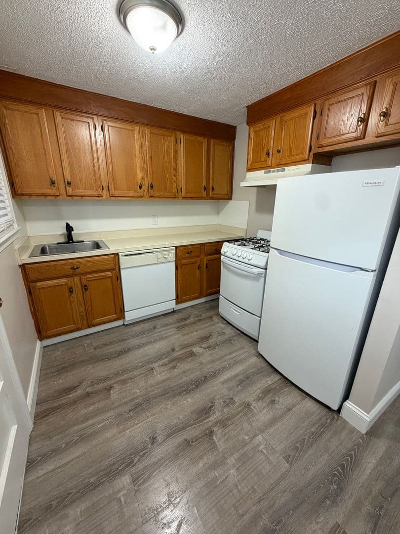 Somerset Apartment: 102 Shawomet Avenue