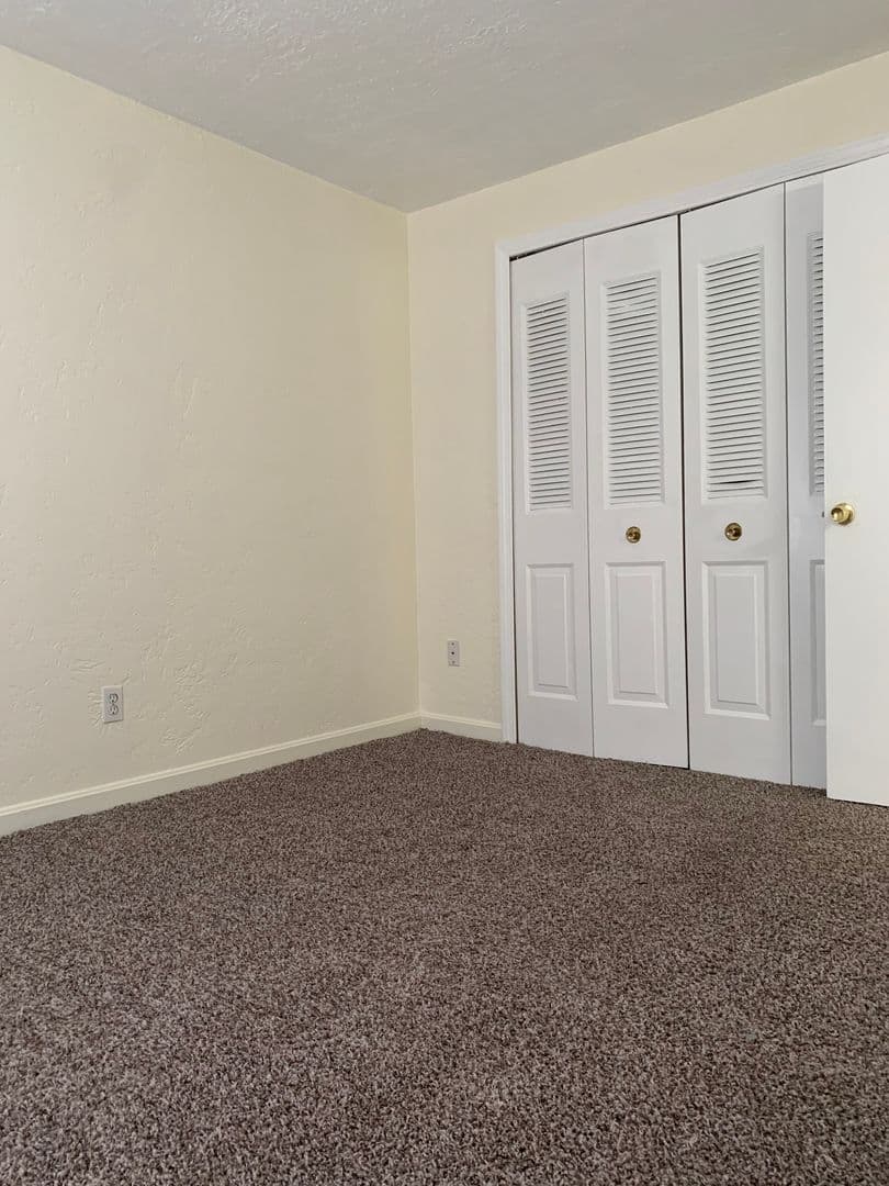 Spencer Apartment: 1 Vista Lane