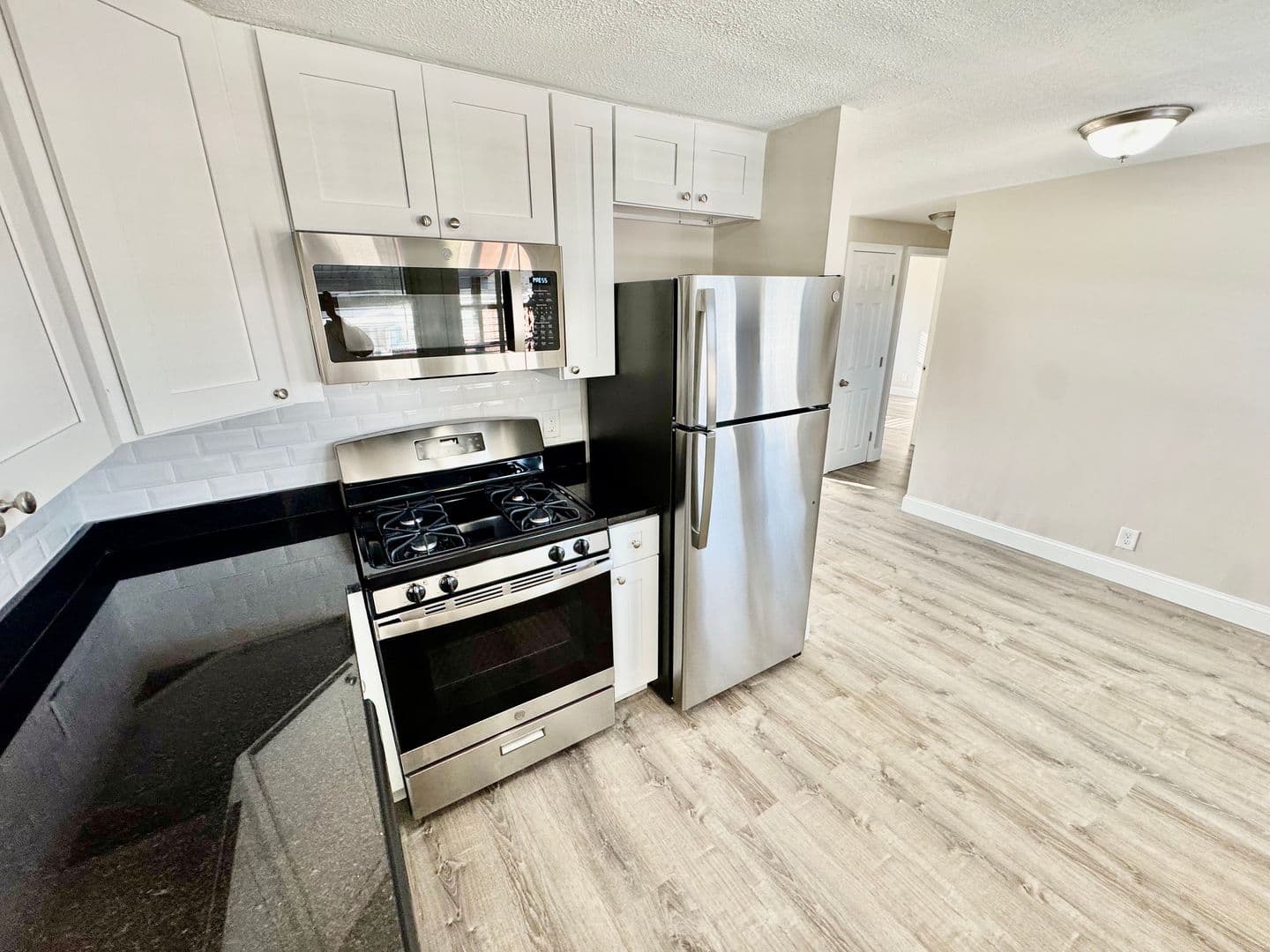 Somerset Apartment: 102 Shawomet Avenue