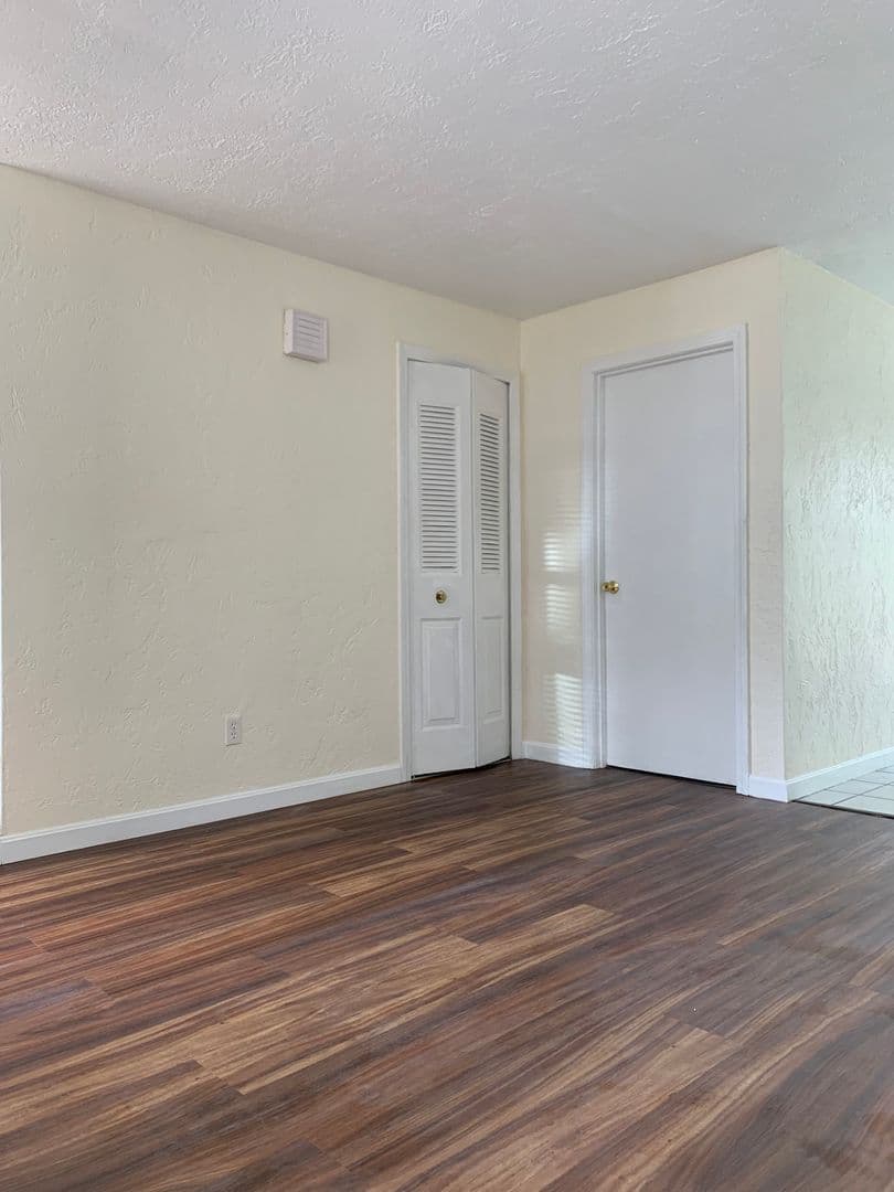 Spencer Apartment: 1 Vista Lane