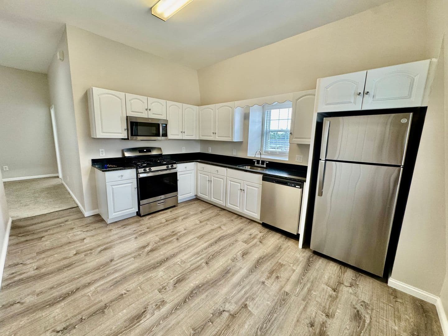 Somerset Apartment: 102 Shawomet Avenue