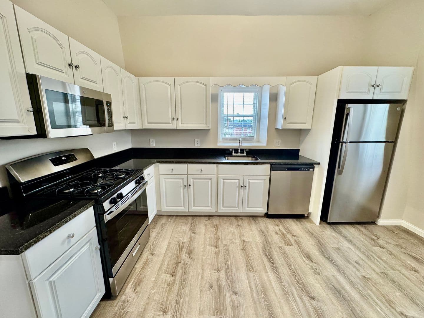 Somerset Apartment: 102 Shawomet Avenue