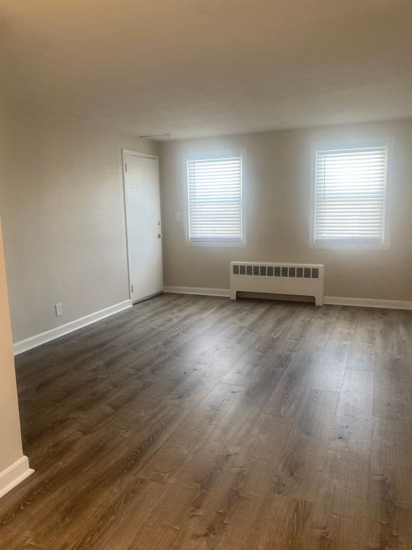 Somerset Apartment: 102 Shawomet Avenue
