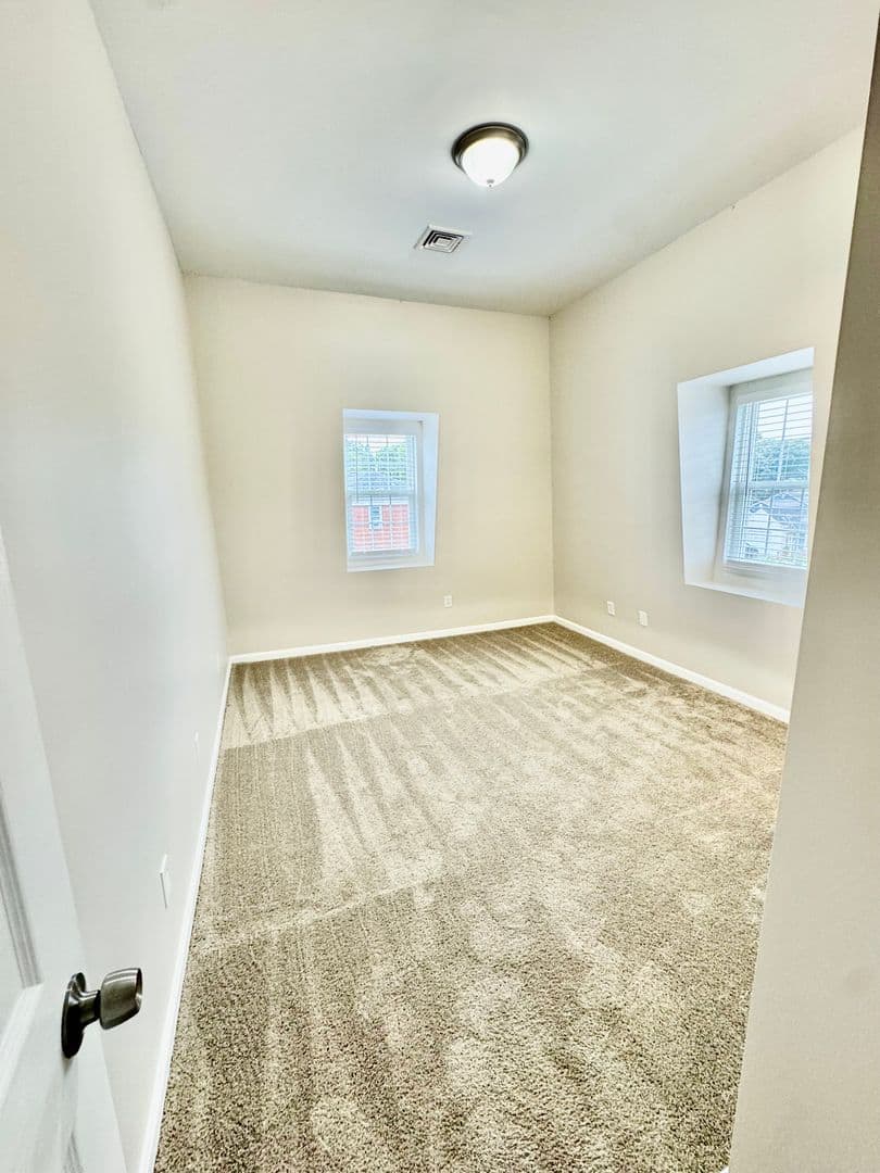 Somerset Apartment: 102 Shawomet Avenue
