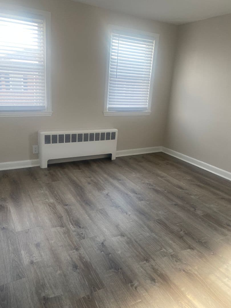 Somerset Apartment: 102 Shawomet Avenue