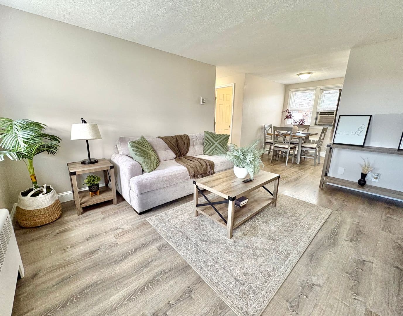 Somerset Apartment: 102 Shawomet Avenue