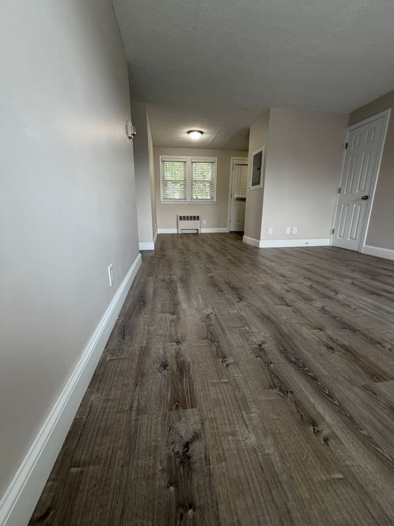 Somerset Apartment: 102 Shawomet Avenue
