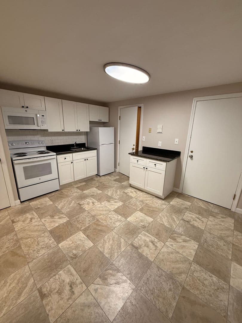Gardner Apartment: 90 Ridgewood Lane