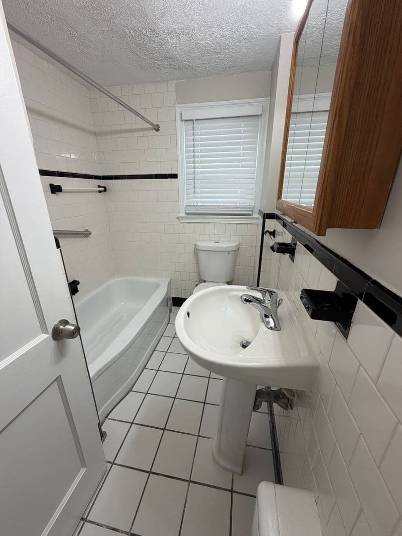 Somerset Apartment: 102 Shawomet Avenue