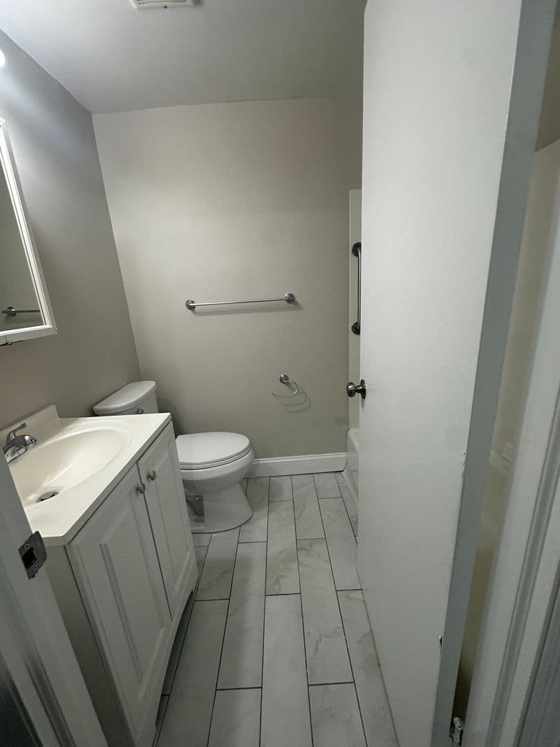 Middletown Apartment: 3 Admiralty Drive