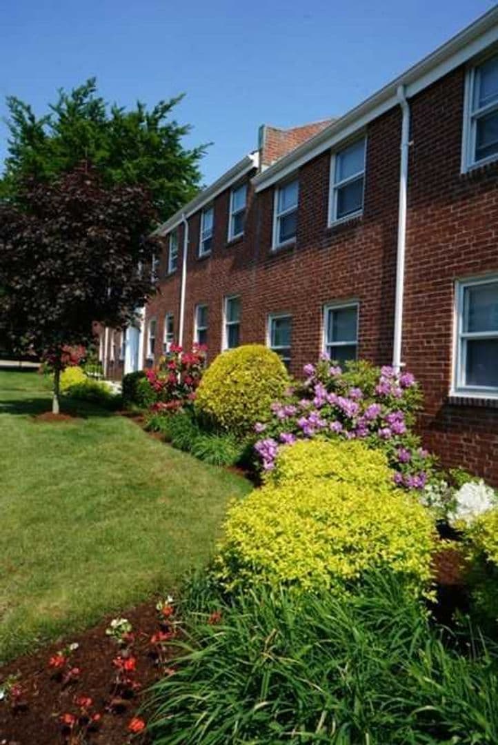 Somerset Apartment: 102 Shawomet Avenue