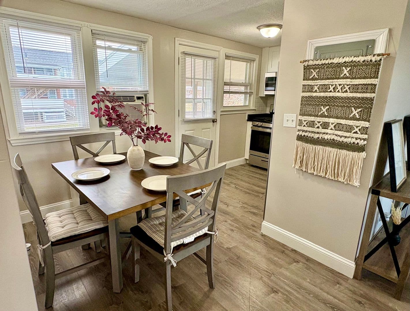 Somerset Apartment: 102 Shawomet Avenue