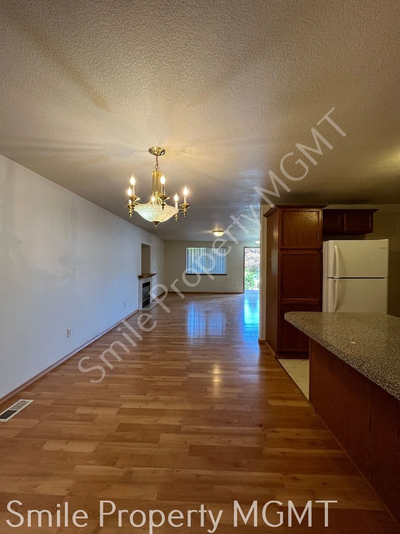 Portland House: 6426 Southeast 144th Lane