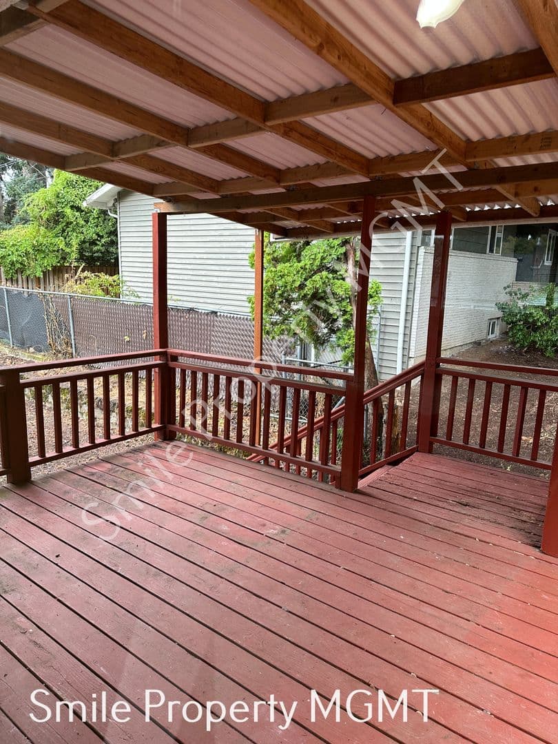 Portland House: 16927 Southeast Franklin Street