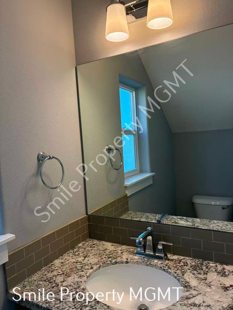 Portland Townhome: 19414 River Road