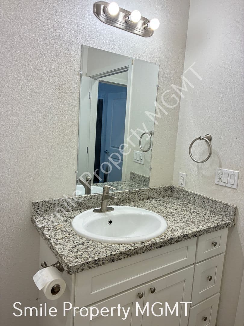 Portland Apartment: 6940 Southeast Long Street
