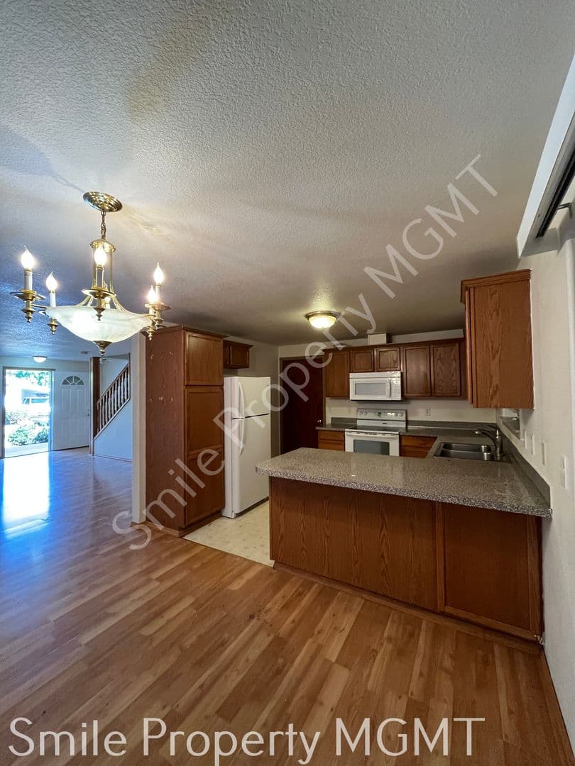 Portland House: 6426 Southeast 144th Lane