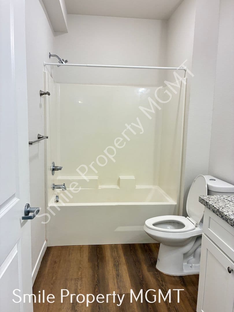 Portland Apartment: 6940 Southeast Long Street