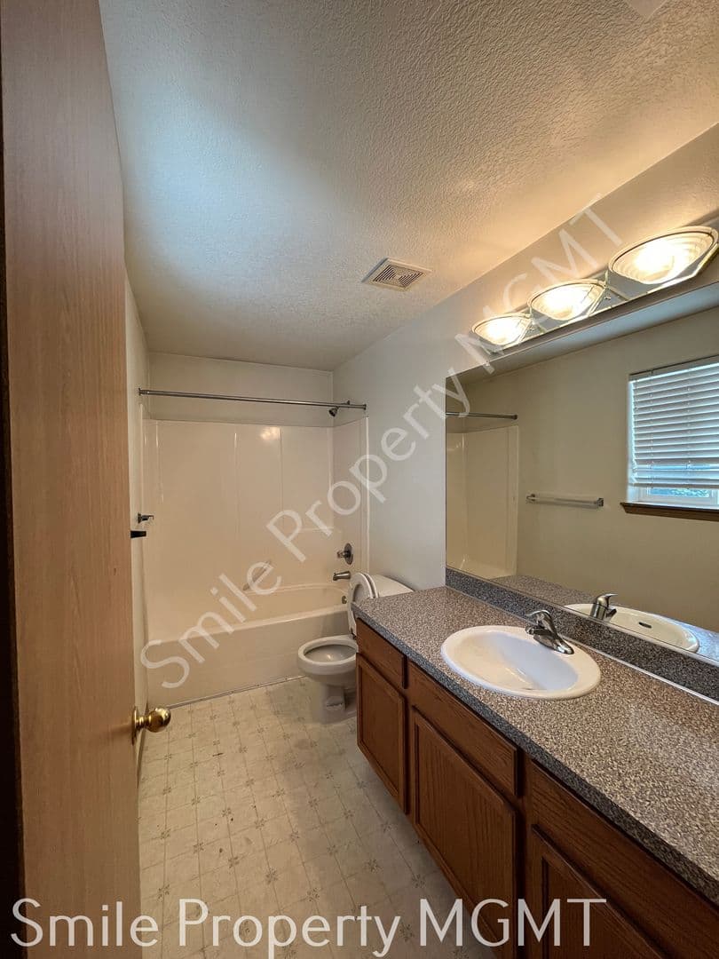Portland House: 6426 Southeast 144th Lane