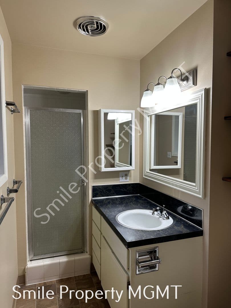Portland House: 16927 Southeast Franklin Street
