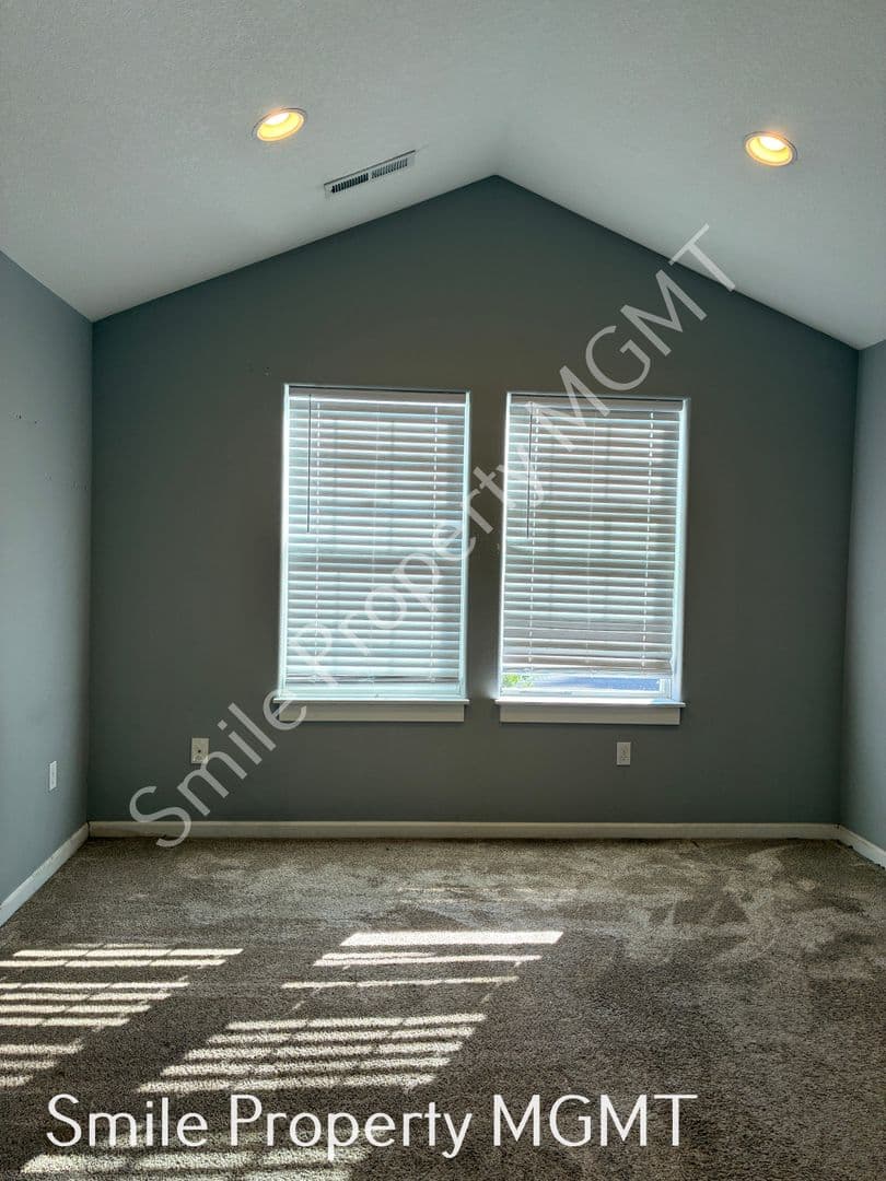 Portland Townhome: 19414 River Road