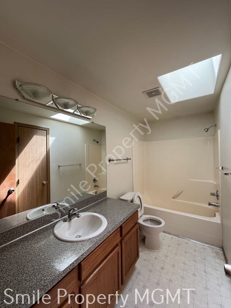 Portland House: 6426 Southeast 144th Lane