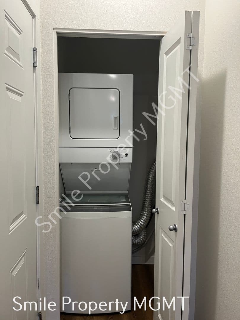 Portland Apartment: 6940 Southeast Long Street