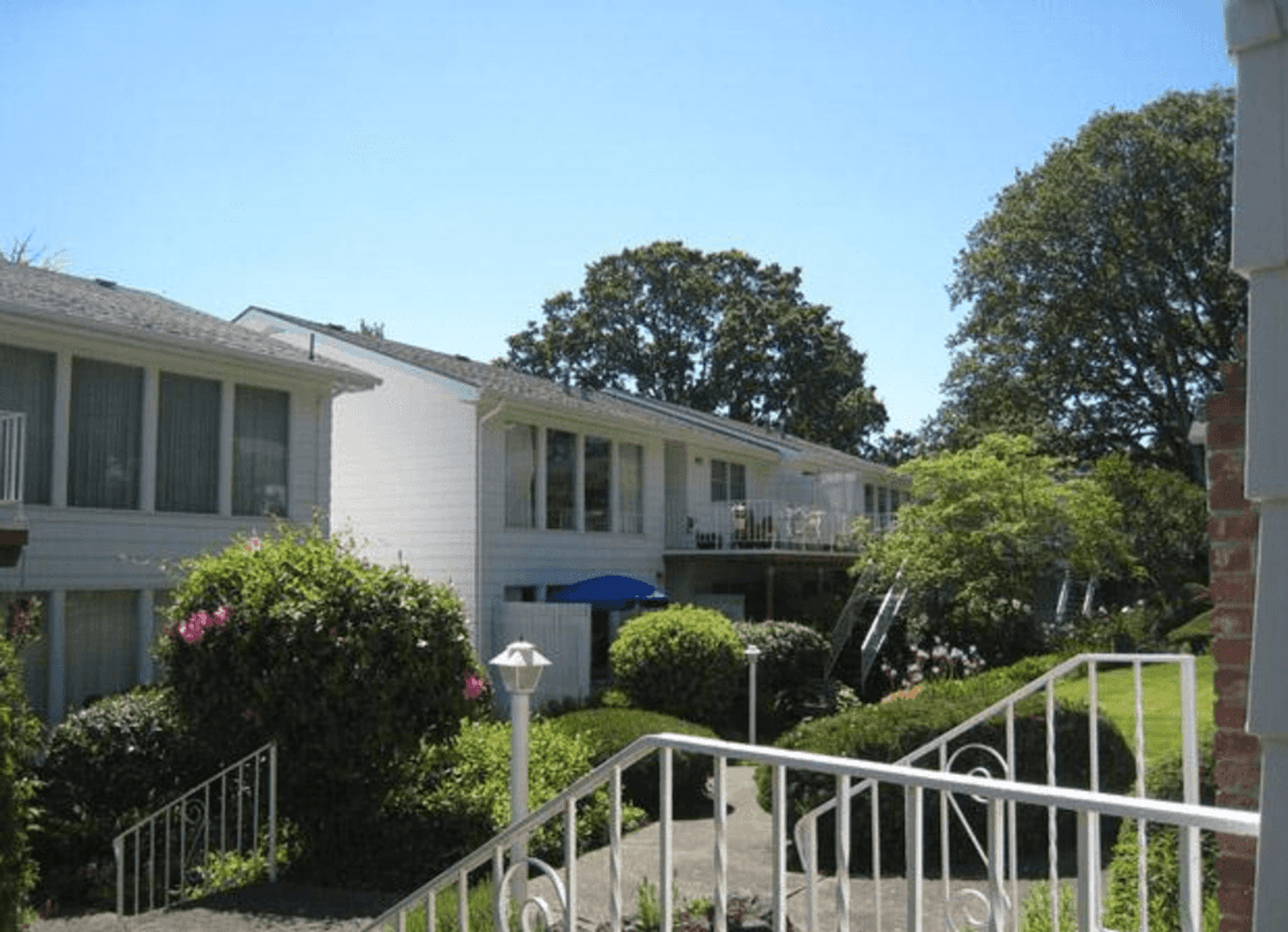 Salem Apartment: 261 Missouri Ave S