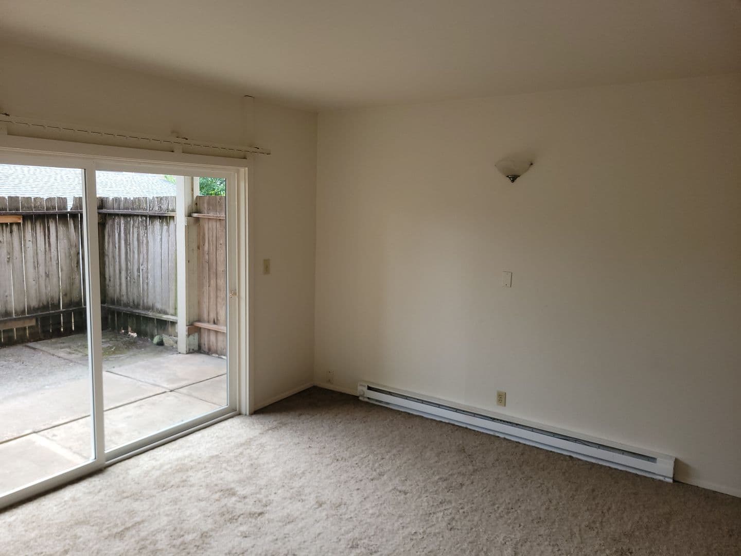 Salem Apartment: 355 Harney Street S