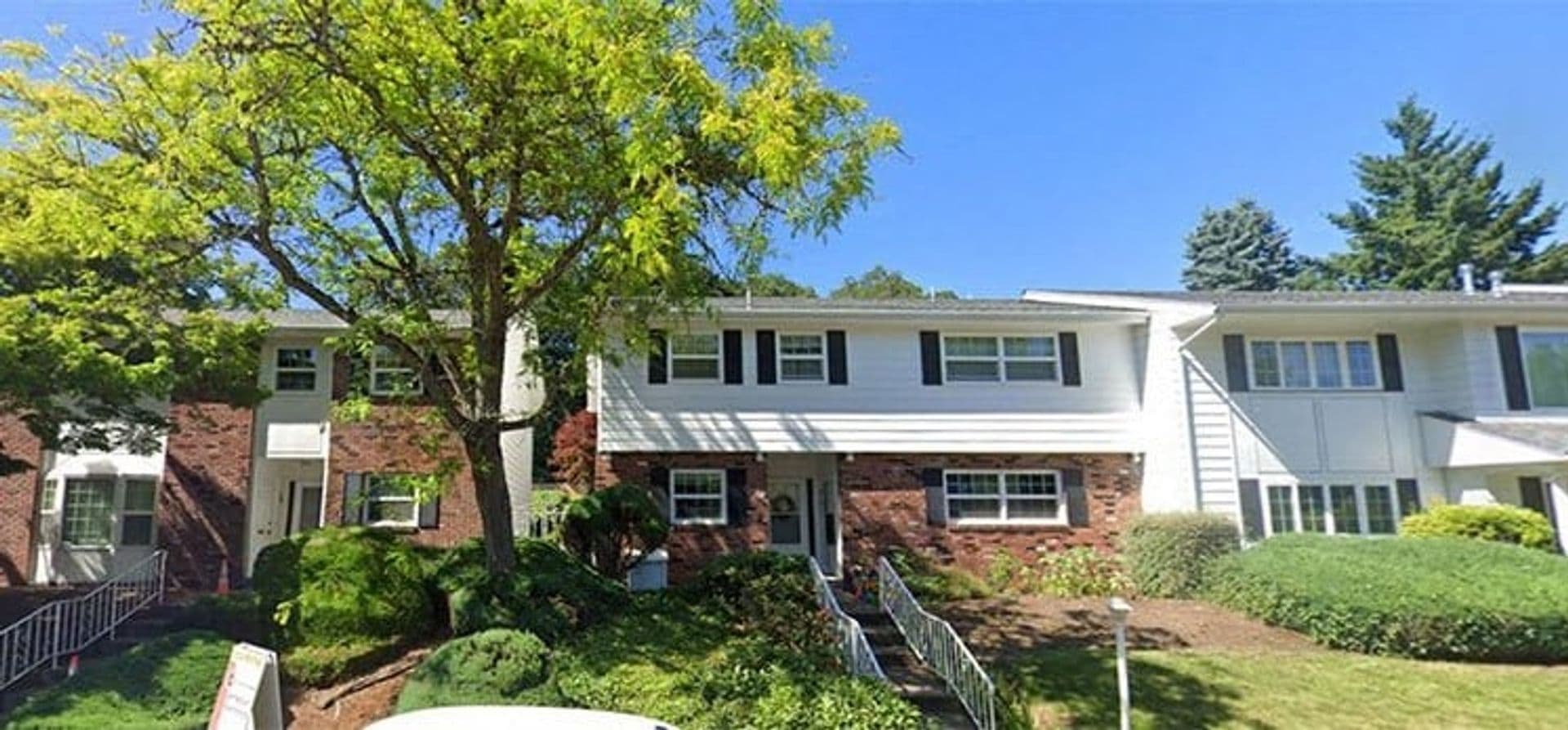 Salem Apartment: 261 Missouri Ave S