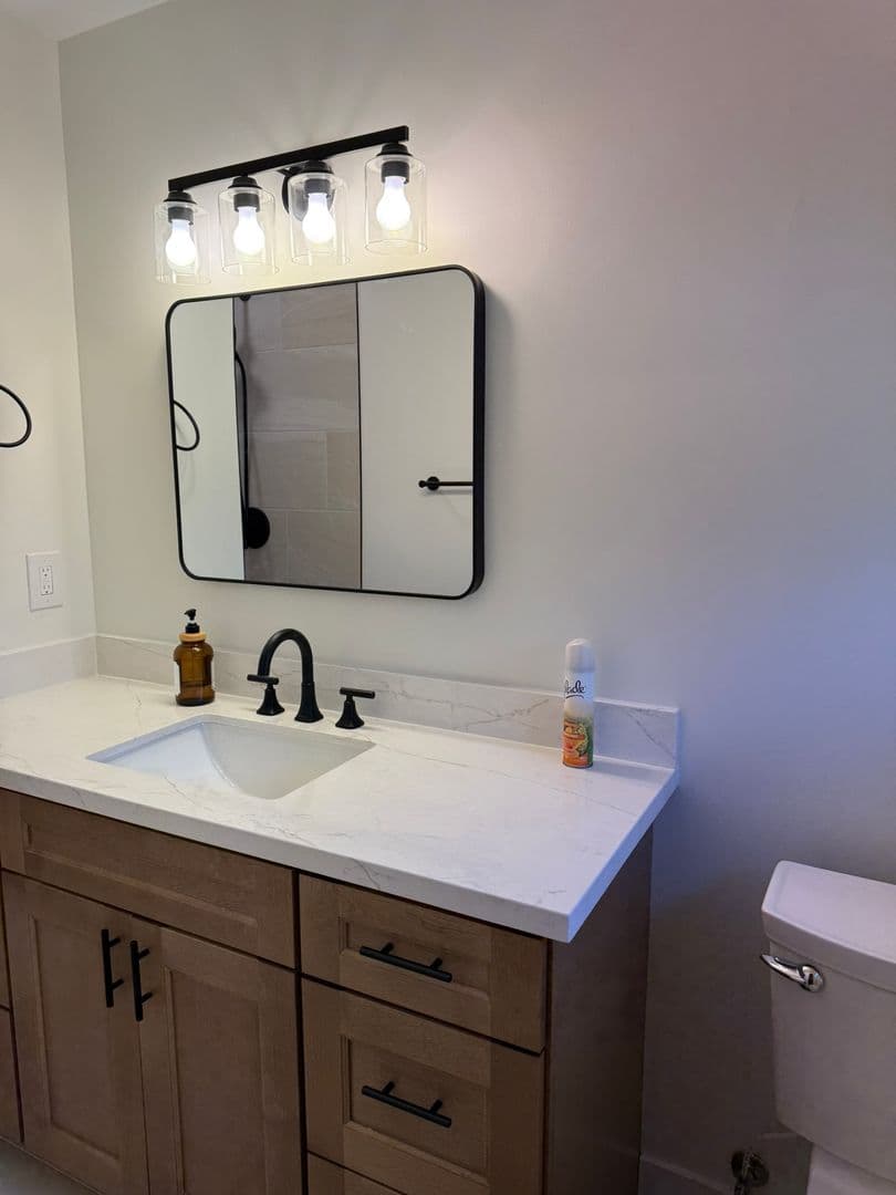 Salem House: 4649 39th Ave NE
