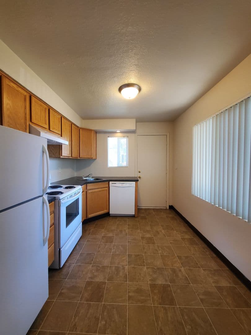 Salem Apartment: 155 Miller St S