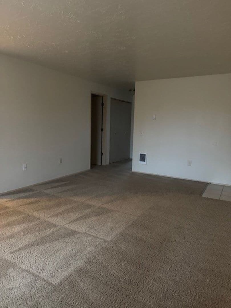 Keizer Apartment: 212 Churchdale Ave N