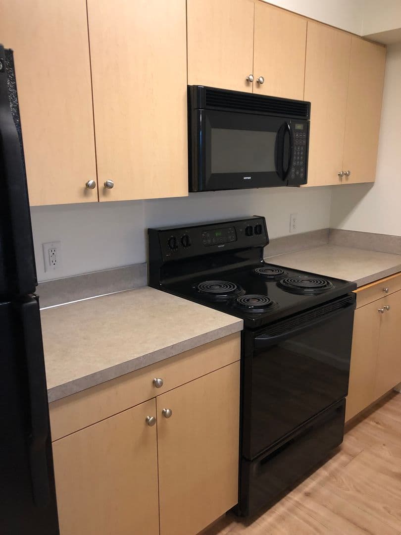 Sutherlin Apartment: 233 NW Sherman St