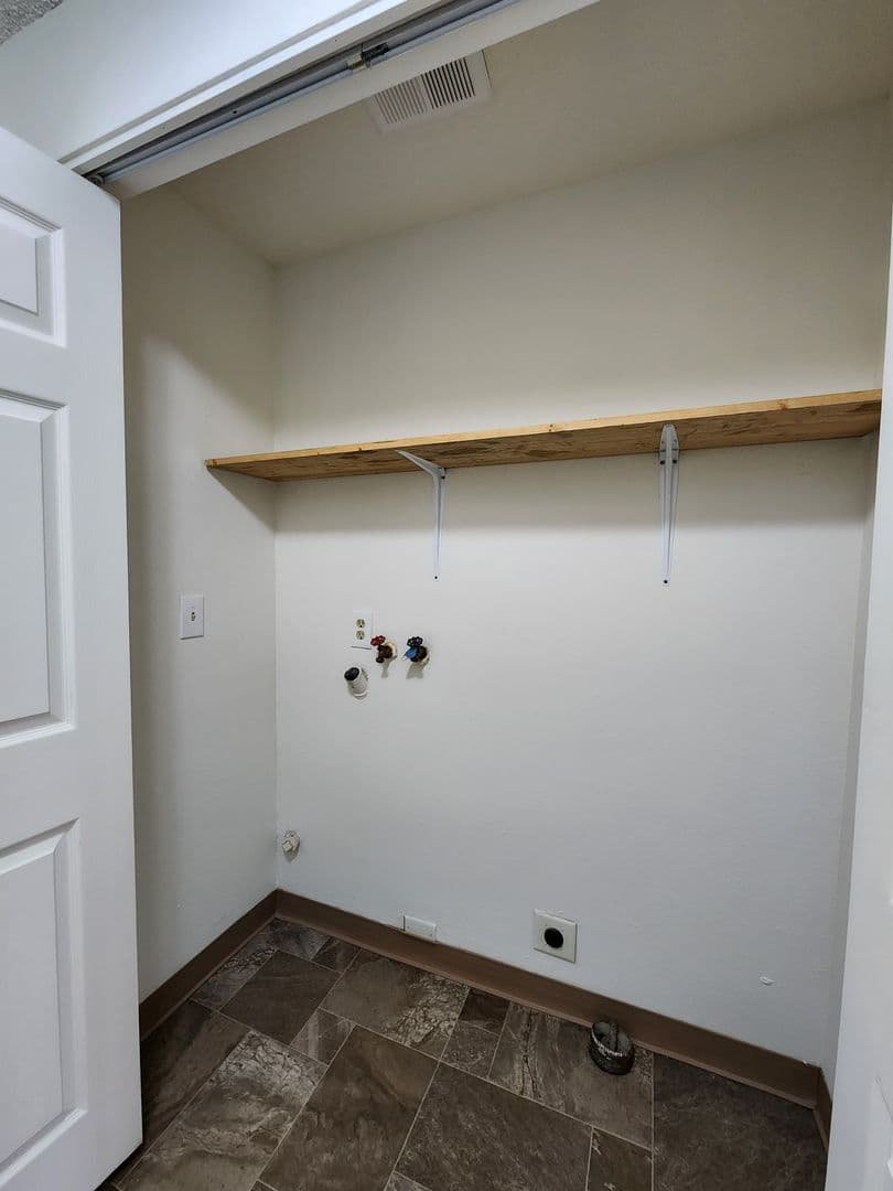 Salem Apartment: 3414 30th Ave NE