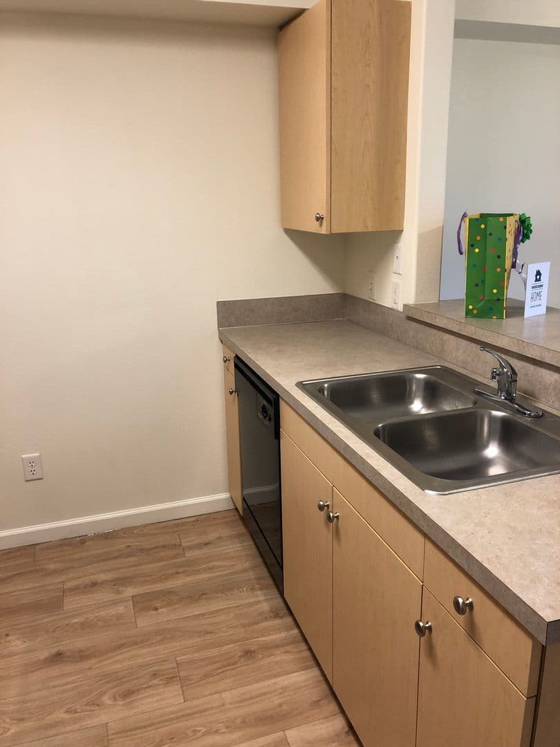 Sutherlin Apartment: 233 NW Sherman St