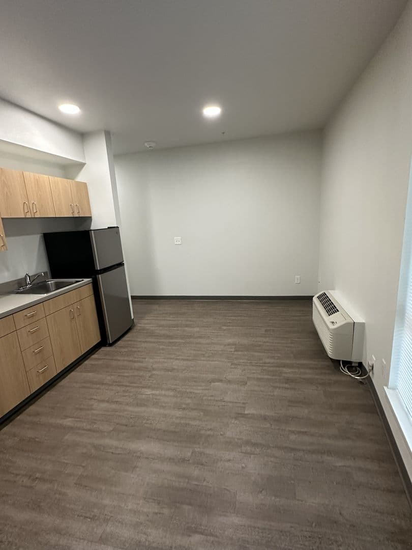 Salem Apartment: 990 Broadway St NE